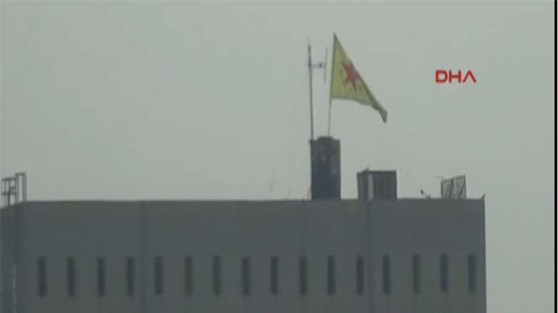 YPG li Girê Spî hember alaya Tirkan alaya xwe hilda 